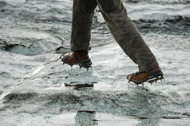 鞋底钉越过冰河在凯文·福约尔,冰岛