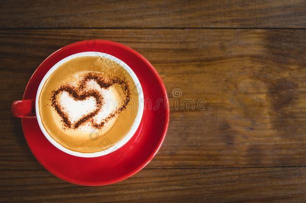 卡普契诺咖啡或拿铁咖啡咖啡豆和心形状采用红色的杯子向表.