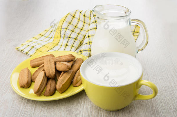 用面粉采用黄色的茶杯托,n.大罐和杯子和奶