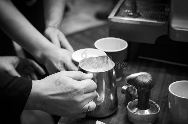 咖啡馆准备咖啡的员工咖啡馆制造咖啡豆准备