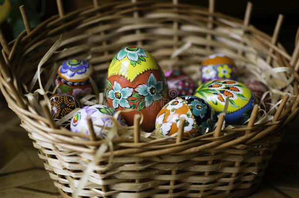 传统的手使复活节鸡蛋