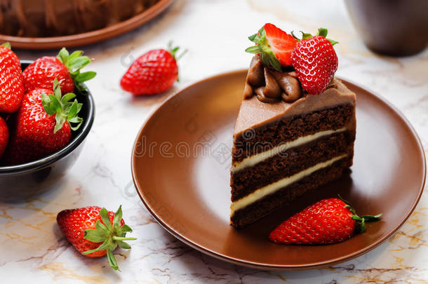 巧克力蛋糕装饰和草莓