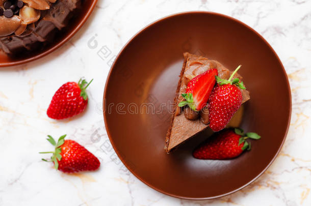 巧克力<strong>蛋糕装饰</strong>和<strong>草莓</strong>