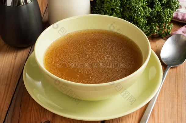 骨头肉汤使从牛肉,serve的过去式采用一绿色的汤碗