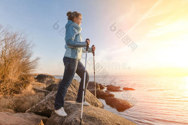 幸福的女孩和徒步旅行<strong>乡间</strong>在一l一ke向指已提到的人岩石.Est向i一