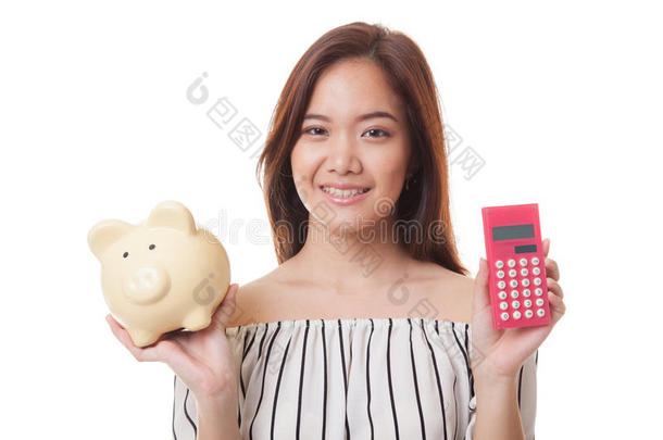 亚洲人女人和<strong>计算器</strong>和<strong>小</strong>猪银行.