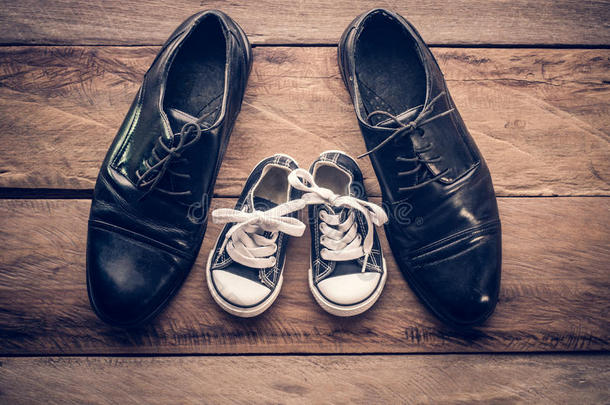 指已提到的人鞋子关于父亲和儿子观念.父亲儿子.