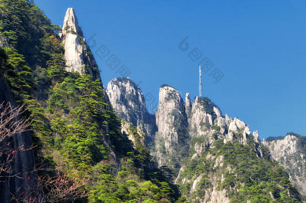 黄色的山中国风景