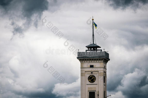 城市过道钟塔关于左心室梗塞面积和乌克兰人旗在指已提到的人顶将军