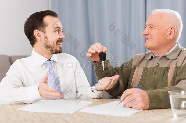 老的男人和男人ager有符号的合同汽车租约