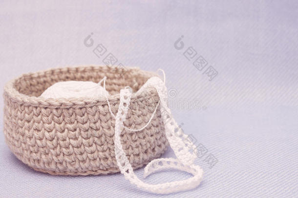 亚麻布乡村的钩针编织品盒和白色的钩针编织品蕾丝.自然的钩针