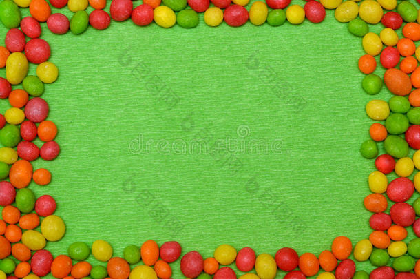 富有色彩的合适的结晶糖向绿色的织地粗糙的纸
