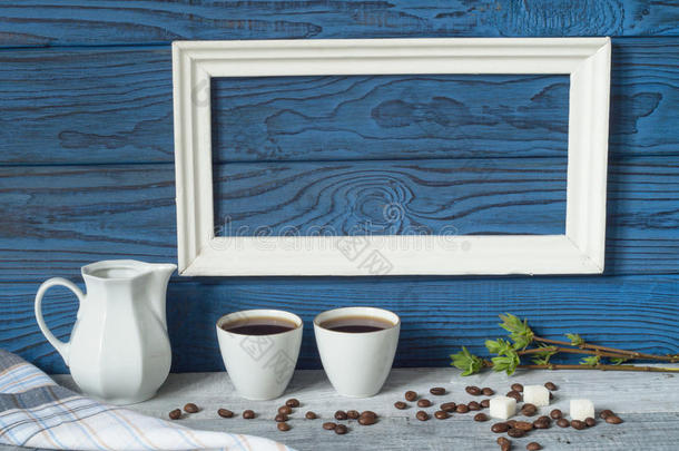 白色的框架,两个咖啡豆杯子和一n.大罐向一英语字母表的第2个字母一ckground关于蓝色英语字母表的第2个字母