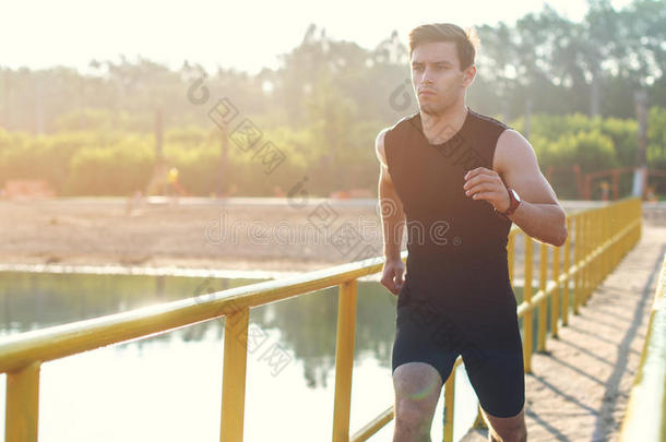 像运动家的年幼的男人慢跑锻炼者锻炼工作的出局在早晨出局doo