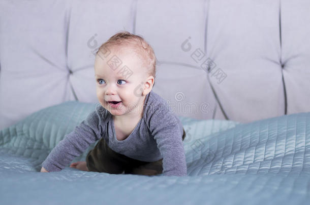 <strong>狡诈</strong>的具有脸型的婴儿男孩一次向指已提到的人床.婴儿小孩采用闹着玩的=moment