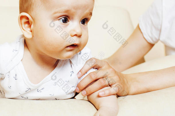 小的漂亮的蹒跚行走的人婴儿男孩演奏向椅子,母亲保险公司int.引人注意