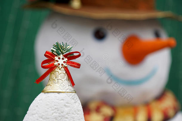 圣诞节金色的钟和雪人背景为圣诞节集中起来的
