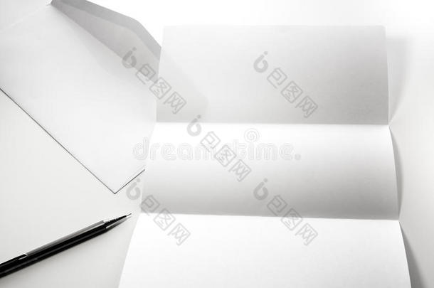 空白的关于信纸和白色的信封和笔