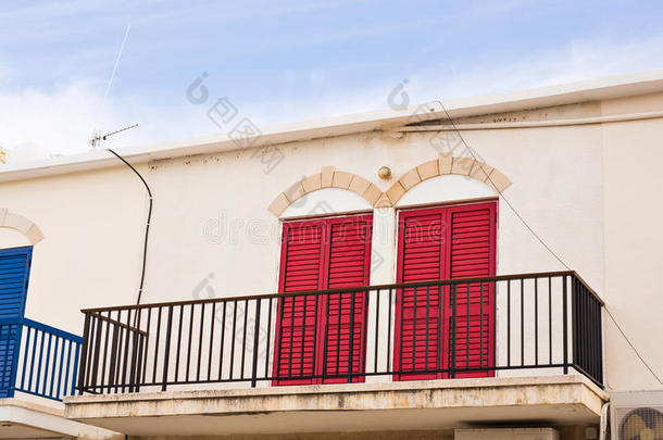 <strong>阳台</strong>和红色的门