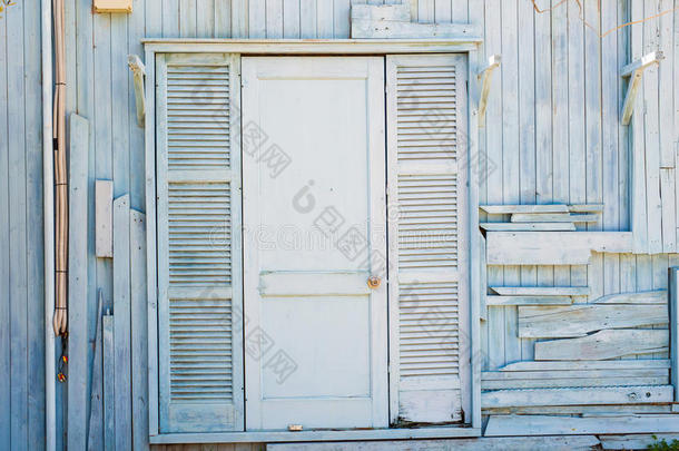 老的乡村的方式关于木制的上锁的门和墙.