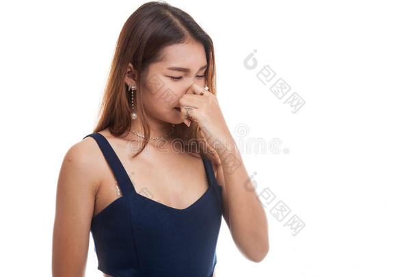 年幼的亚洲人女人佃户租种的土地她鼻子因为关于一b一d嗅觉.