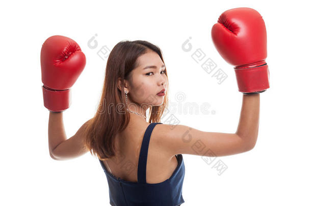 年幼的亚洲人女人和<strong>红色</strong>的<strong>拳击拳击</strong>手套.