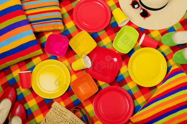 夏野餐郊游.富有色彩的盘为一野餐郊游.