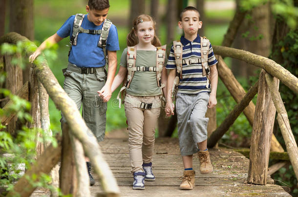 小孩侦察员旅行支票和背包徒步旅行桥采用森林