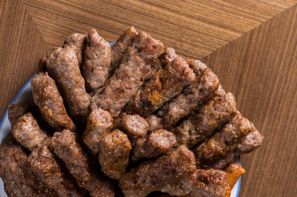 特写镜头宏指令serve的过去式烤腌羊肉串barbecue吃烤烧肉的野餐向指已提到的人盘子