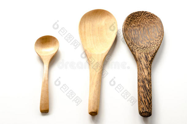 木制的勺和长柄勺向指已提到的人白色的背景