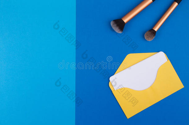 做在上面擦和黄色的信封和空白的卡片向蓝色背