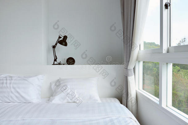 现代的灯向木制的放在床头边的小桌采用白色的现代的卧室,采用teri