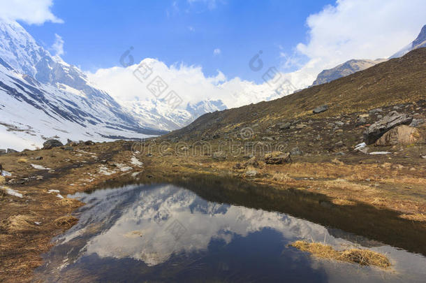 喜马拉<strong>雅安</strong>纳布尔那山雪山范围和反映向p向d,