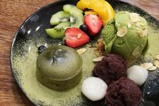 软的耐嚼的绿色的茶水熔岩蛋糕和绿色的茶水冰-乳霜服务wickets三柱门