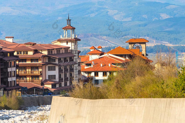 春季班斯科风景和树,住宅和山