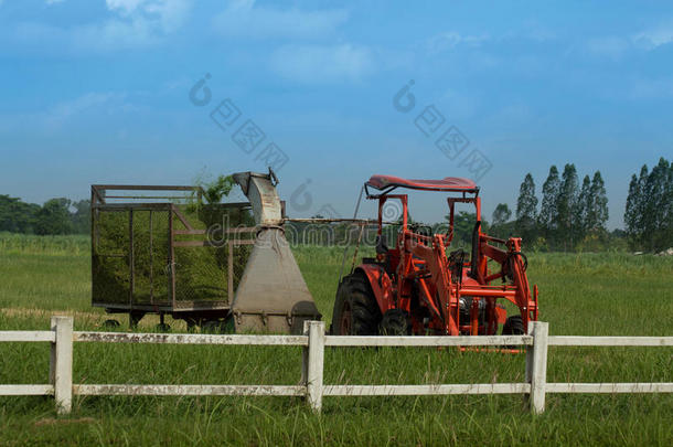 拖拉机和割草机器草地割草机在农场