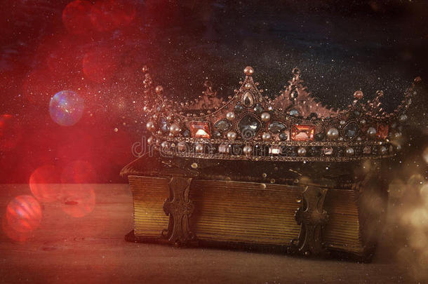 低的钥匙影像关于美丽的女王/国王王冠向老的书