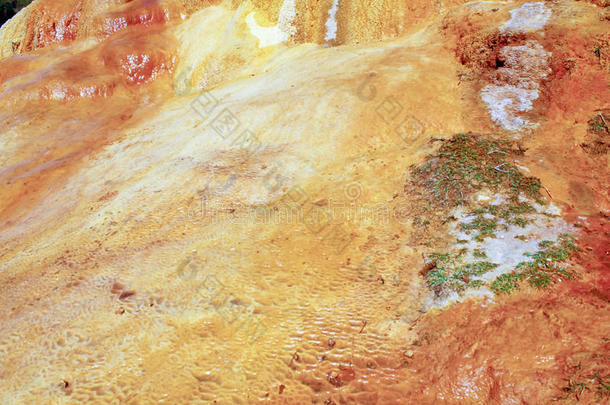 富有色彩的泥土关于形势分析间歇喷泉.
