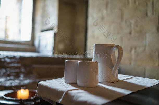 精心选择的集中向白色的陶器的茶水罐和茶水杯子和光
