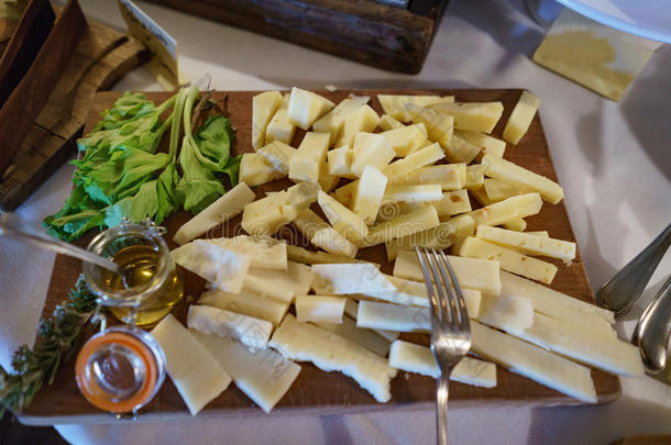 传统的意大利人<strong>羊</strong>乳酪和乳霜白色的奶酪和油向一令马停住的<strong>声</strong>音