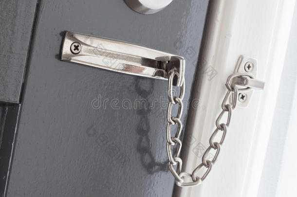 门链子向一灰色的门
