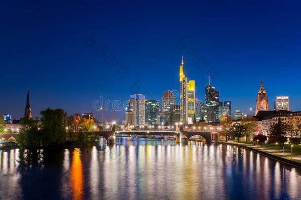 城市关于法兰克福香肠调频主要的地平线在夜,法兰克福香肠,德国.