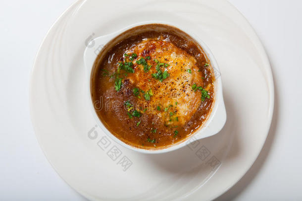 法国的洋葱汤采用一深的白色的碗.