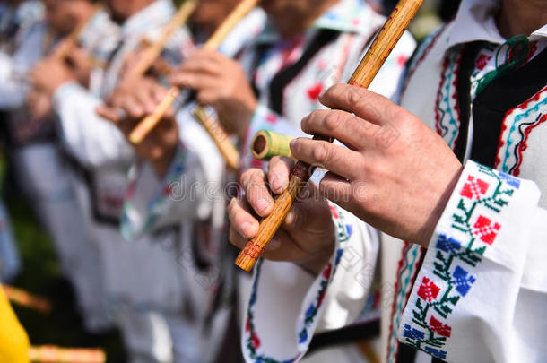 人唱歌在传统的木制的长笛