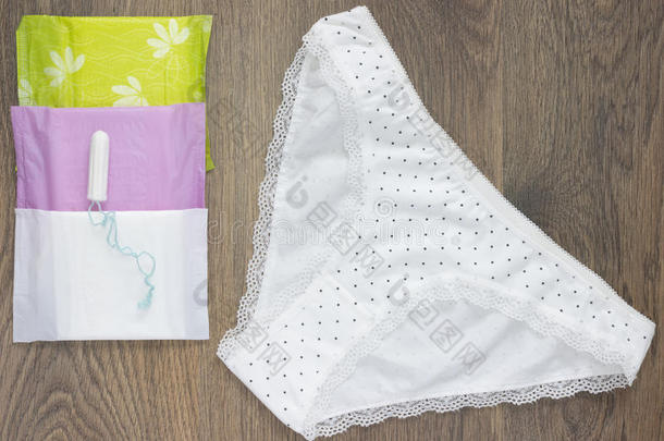 月经清洁的垫和棉卫生棉塞为女人卫生英语字母表的第16个字母