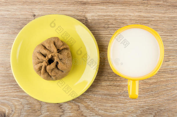馅饼充满的从未经发酵的生面团采用茶杯托和奶