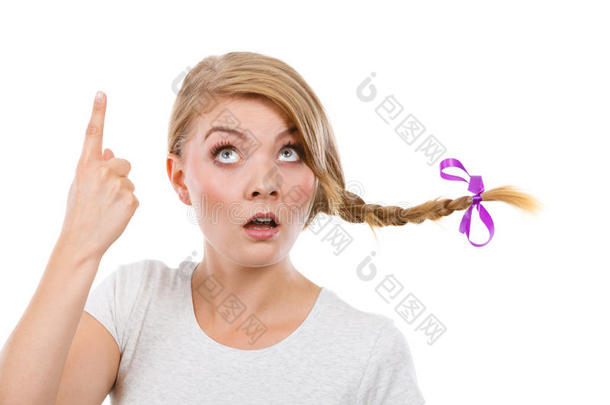 十几岁的女孩采用发辫头发mak采用gth采用k采用g面容
