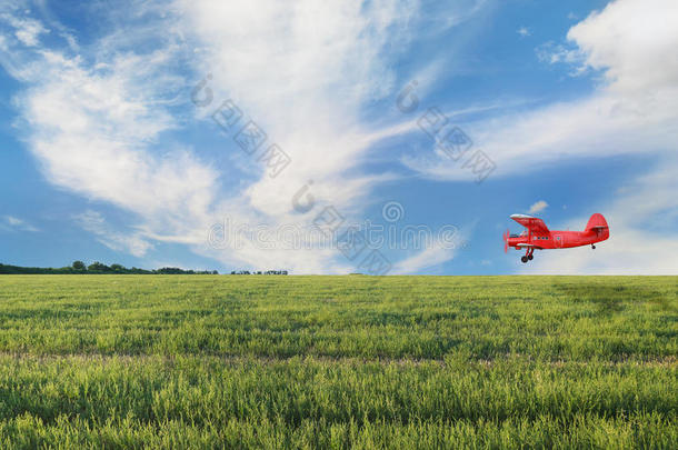红色的飞机双翼飞机和活塞发动机