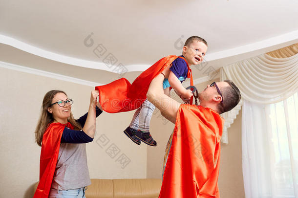 一家庭打扮好的采用超级英雄戏装演奏指已提到的人房间