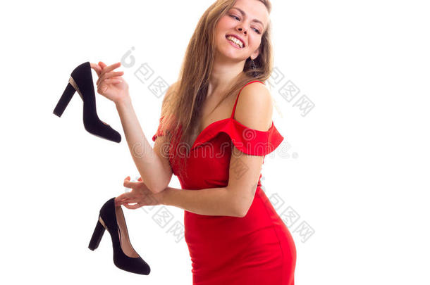 年幼的女人采用红色的衣服hold采用g鞋子
